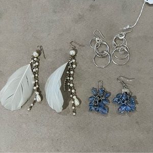 Lot of three earrings